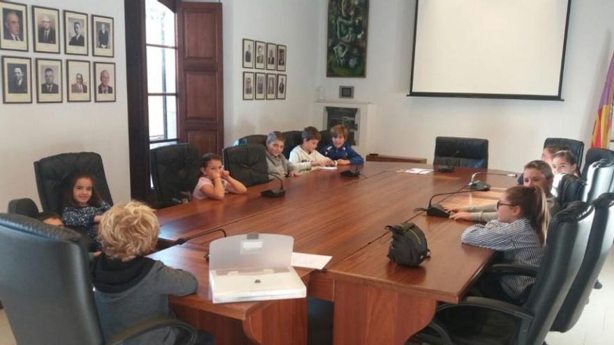 Los miembros del Consell Municipal dels Infants, durante su primera reunión en la sala de plenos del Ayuntamiento.