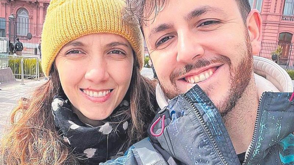 Los jóvenes gallegos Guillermo Díaz y María Virginia Perdomo, en la plaza de Mayo en Buenos Aires.