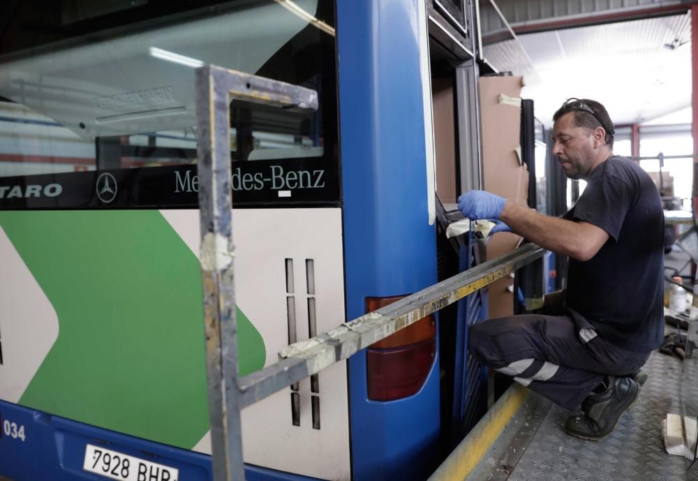 Cincuenta mecánicos revisan cada día los buses de la EMT