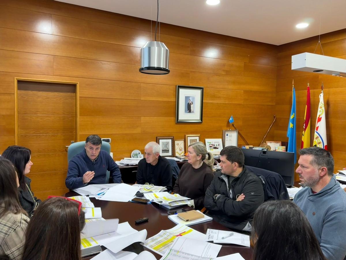 Reunión de la Junta de Gobierno Local en el despacho de Alcaldía del Ayuntamiento de Cangas del Narcea.