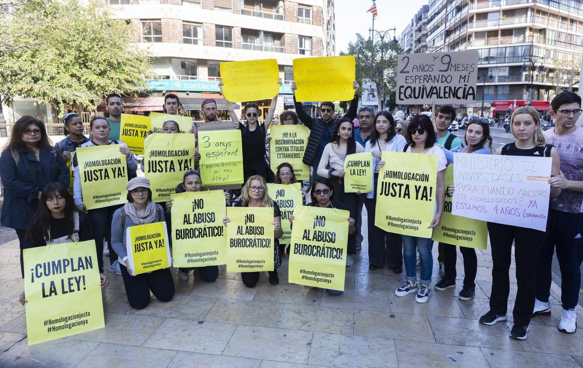 Protesta por el atasco en la administración para homologar los títulos universitarios de miles de extranjeros