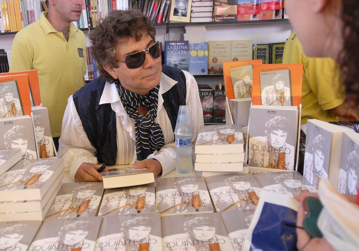 MADRID, 03/10/2022.- Fotografía de archivo del 02/06/2007 del periodista onubense Jesús Quintero durante una firma de ejemplares en la Feria del Libro de Madrid. Jesús Quintero ha fallecido este lunes a los 82 años, tras sufrir afecciones respiratorias y problemas cardíacos, según ha confirmado a EFE el Ayuntamiento de San Juan del Puerto (Huelva), su localidad natal. EFE/ Kiko Huesca bit.ly/3erFLLv