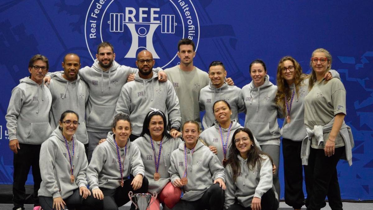 Las y los levantadores y levantadoras del AC Gandia en Pamplona