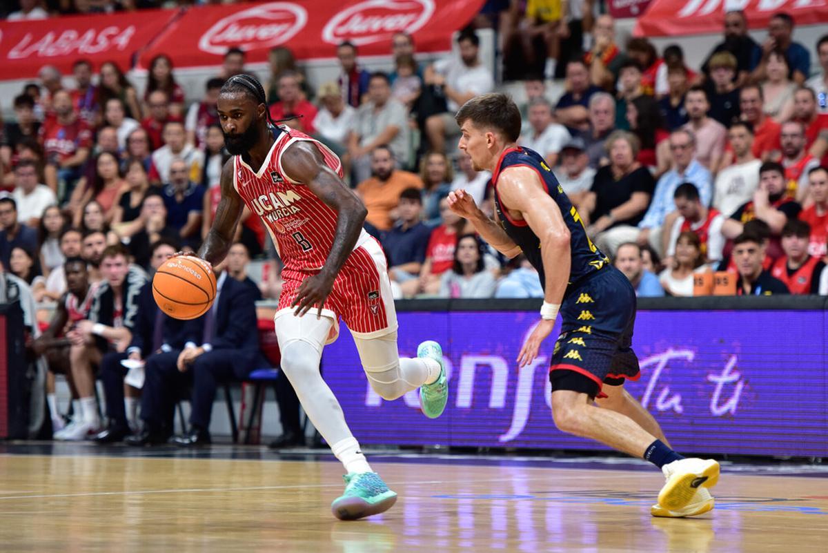 Howard Sant Roos, en pista con el balón.