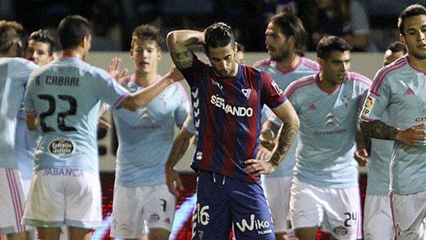 Los jugadores del Celta celebran el gol del partido.