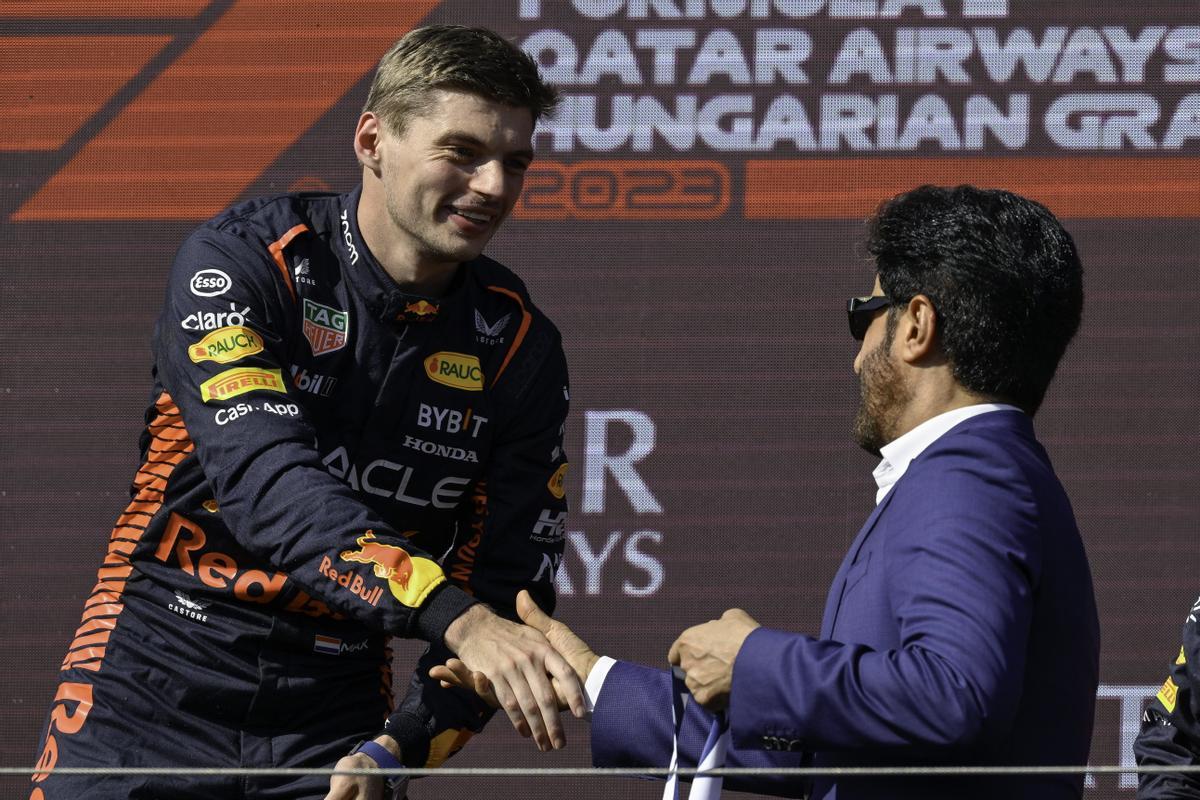 Mogyorod (Hungary), 23/07/2023.- Winner Red Bull driver Max Verstappen of the Netherlands is congratulated by FIA President Mohammed bin Sulayem during the awarding ceremony of the Hungarian Formula One Grand Prix at the Hungaroring circuit, in Mogyorod, near Budapest, Hungary, 23 July 2023. (Fórmula Uno, Hungría, Países Bajos; Holanda) EFE/EPA/Zsolt Czegledi HUNGARY OUT