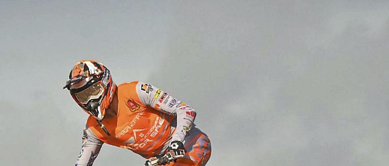 Víctor Sáez, en un salto durante la carrera de Olvan.
