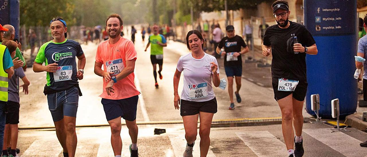 Corredores en la prueba (arriba) y premio al ganador y ganadora (abajo). | A.G.