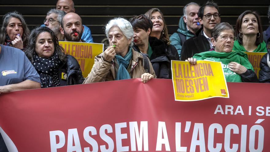 Un centenar de personas se manifiestan contra la imposición del castellano en el Parlament