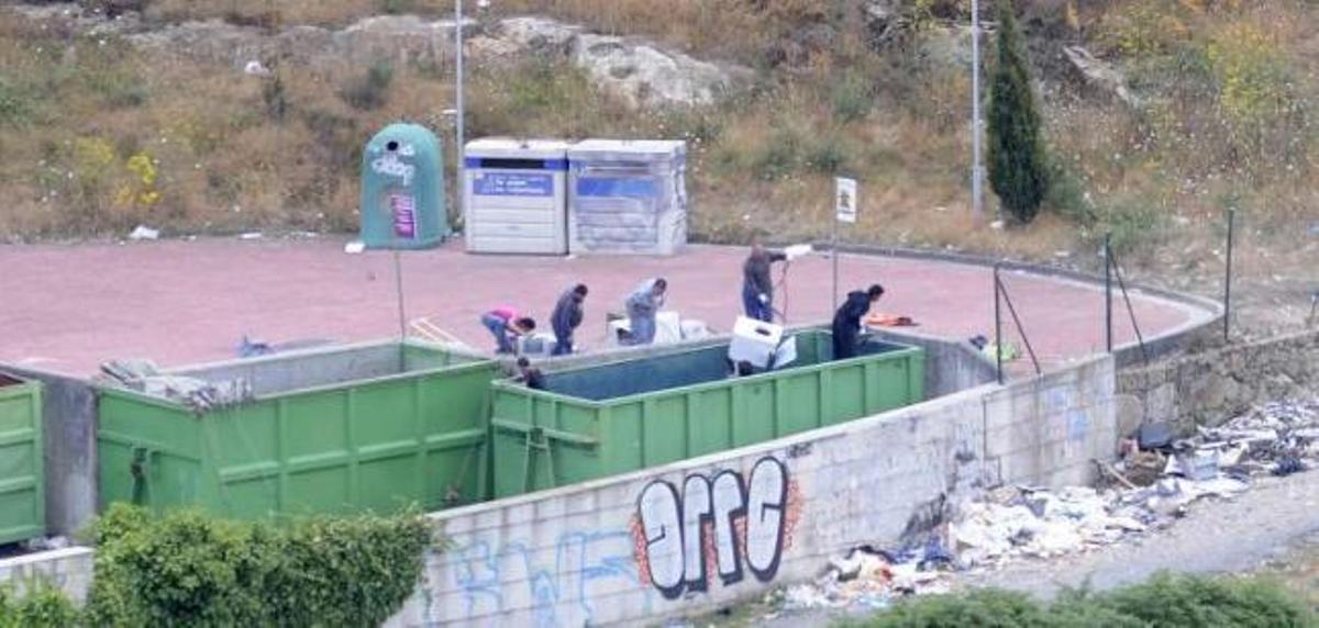 Un grupo asalta cada noche el punto limpio de Os Rosales