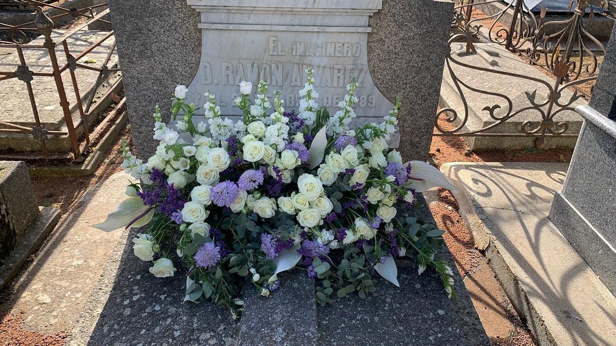 Flores en la tumba de Ramón Álvarez Moretón.