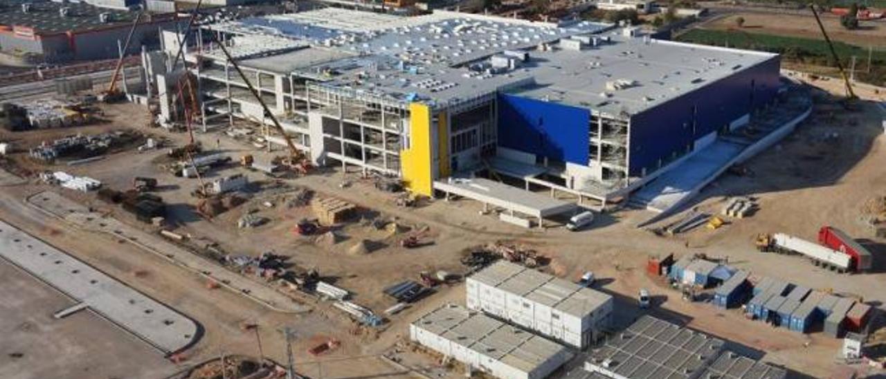 Estado de las obras de la tienda de Ikea, cuya apertura está prevista a partir de mayo de 2014.