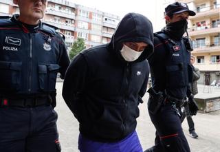 La Ertzaintza investiga 6 casos y registra el piso del supuesto asesino en serie de Bilbao