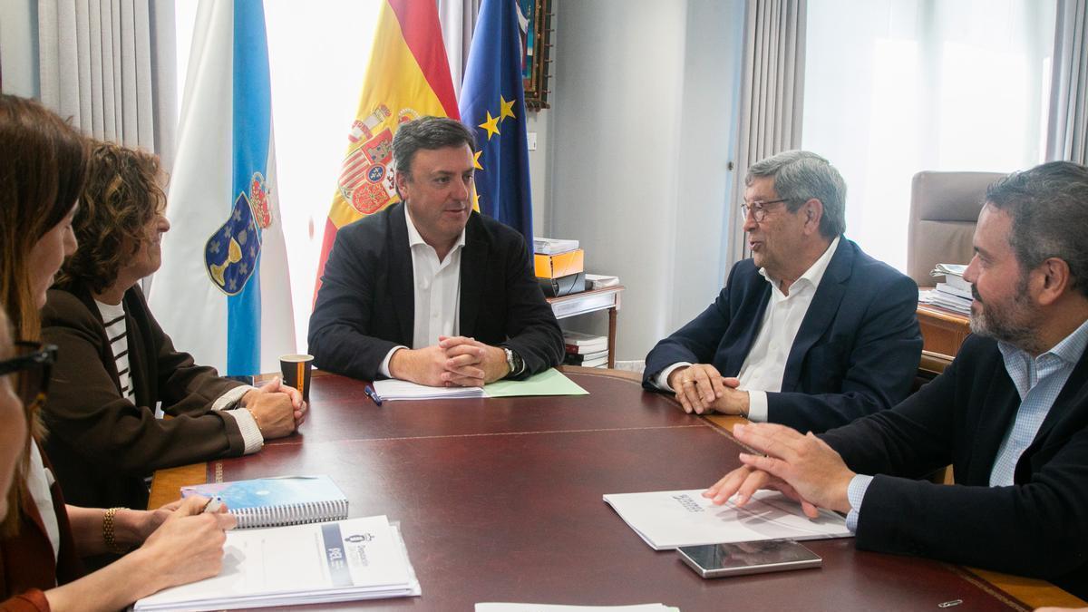 Reunión del presidente de la Diputación con representantes de la Federación Galega de Comercio.