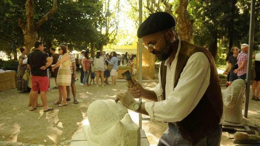 Un cantero trabaja en una escultura. // Noé Parga