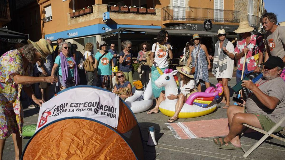 La concentració a la plaça de la Vila de Begur, ahir. | MARC MARTÍ