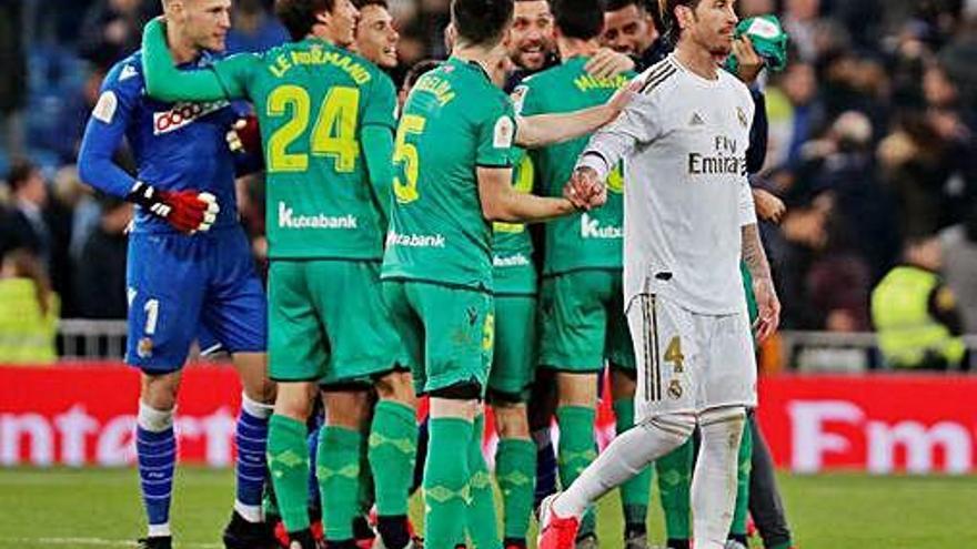 Los jugadores de la Real Sociedad celebran la clasificación, con Sergio Ramos, del Madrid, en primer término.