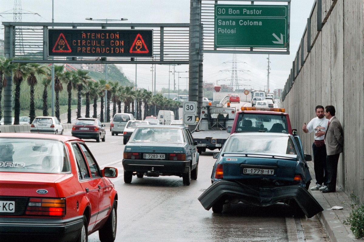 Abril de 1996. Un clásico de la Ronda Litoral, con un siniestro que, al no haber arcén, complica la circulación