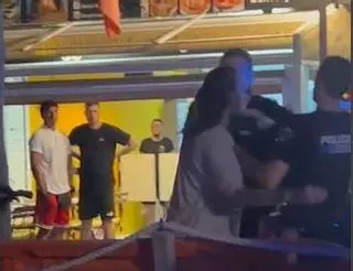 Detenida una joven irlandesa  por atacar a peatones y agredir a clientes de un restaurante de s'Illot