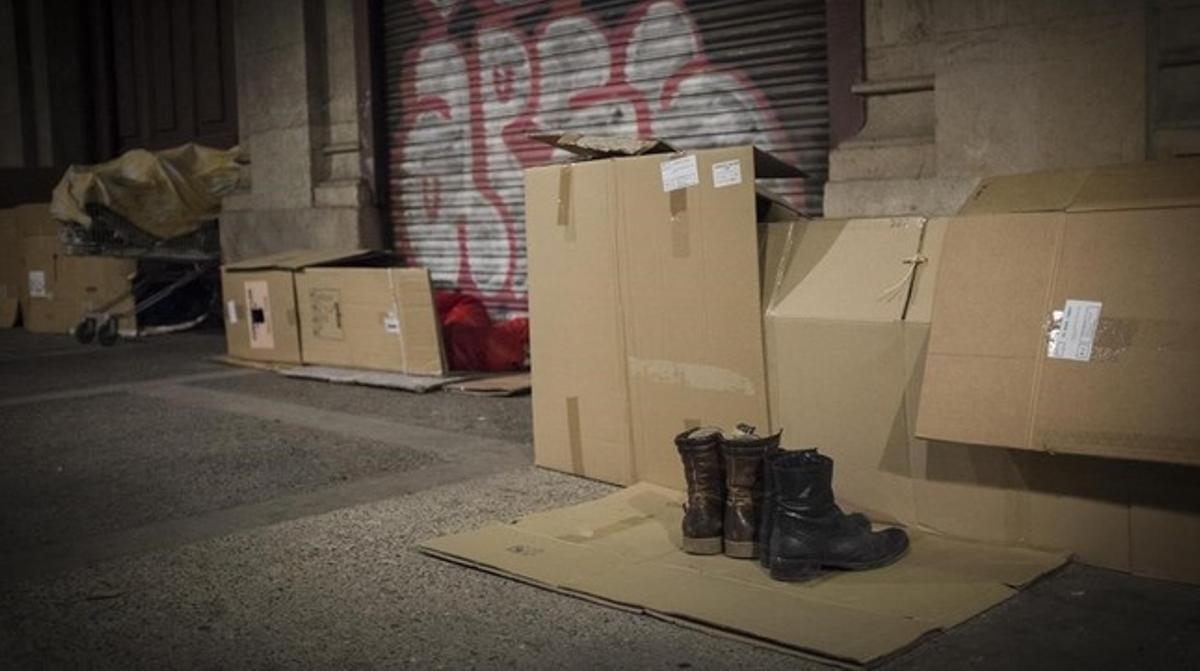 Gente durmiendo en el paseo de Picasso, en Barcelona, en el 2014.