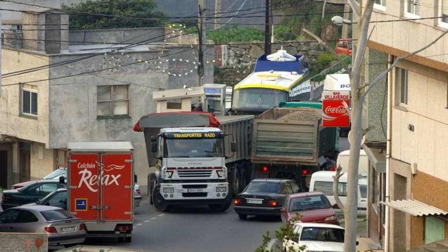 Varios vehículos circulan por la travesía de Suevos.