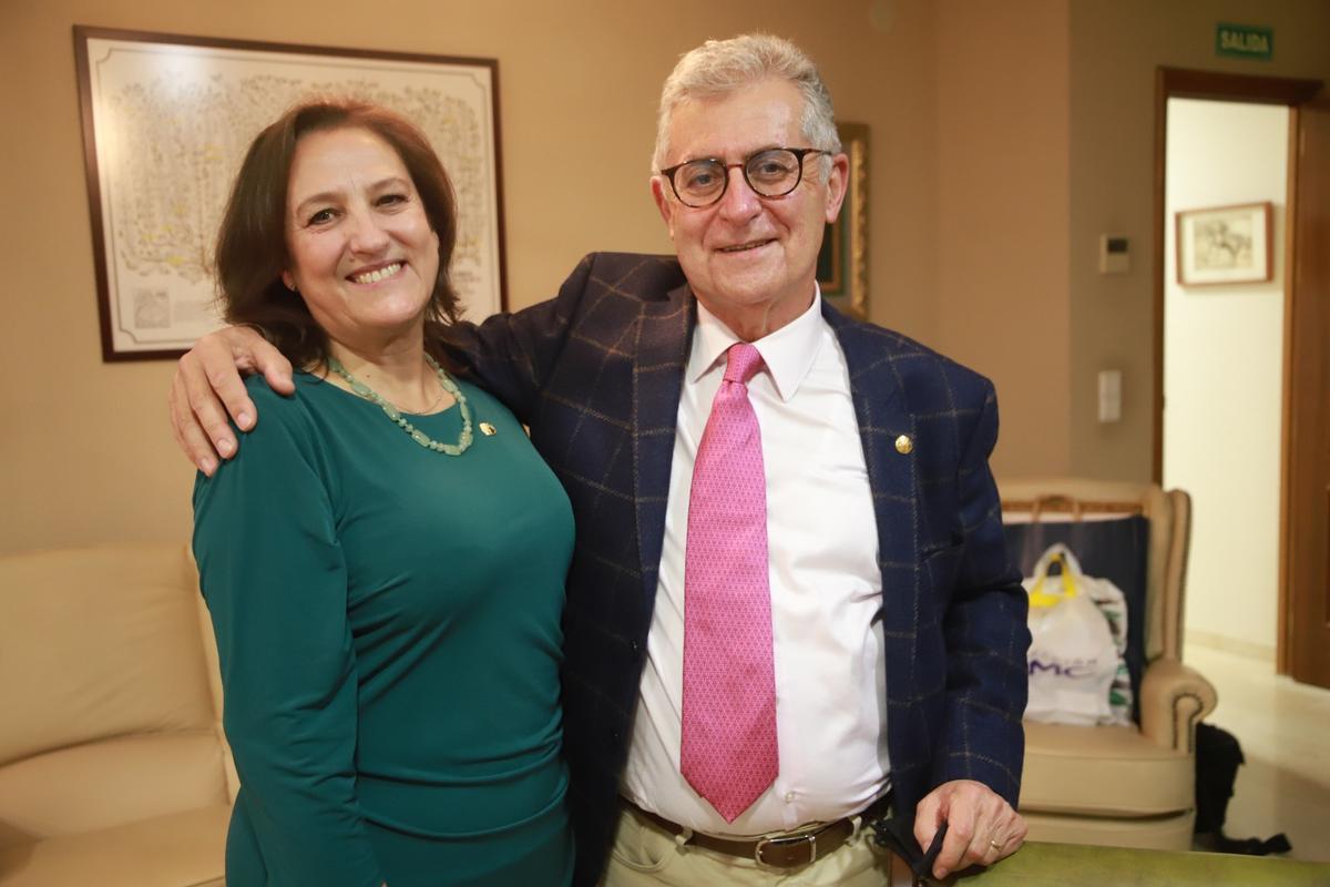 María del Carmen Arias, actual presidenta del Colegio de Médicos, y el presidente saliente, Bernabé Galán.