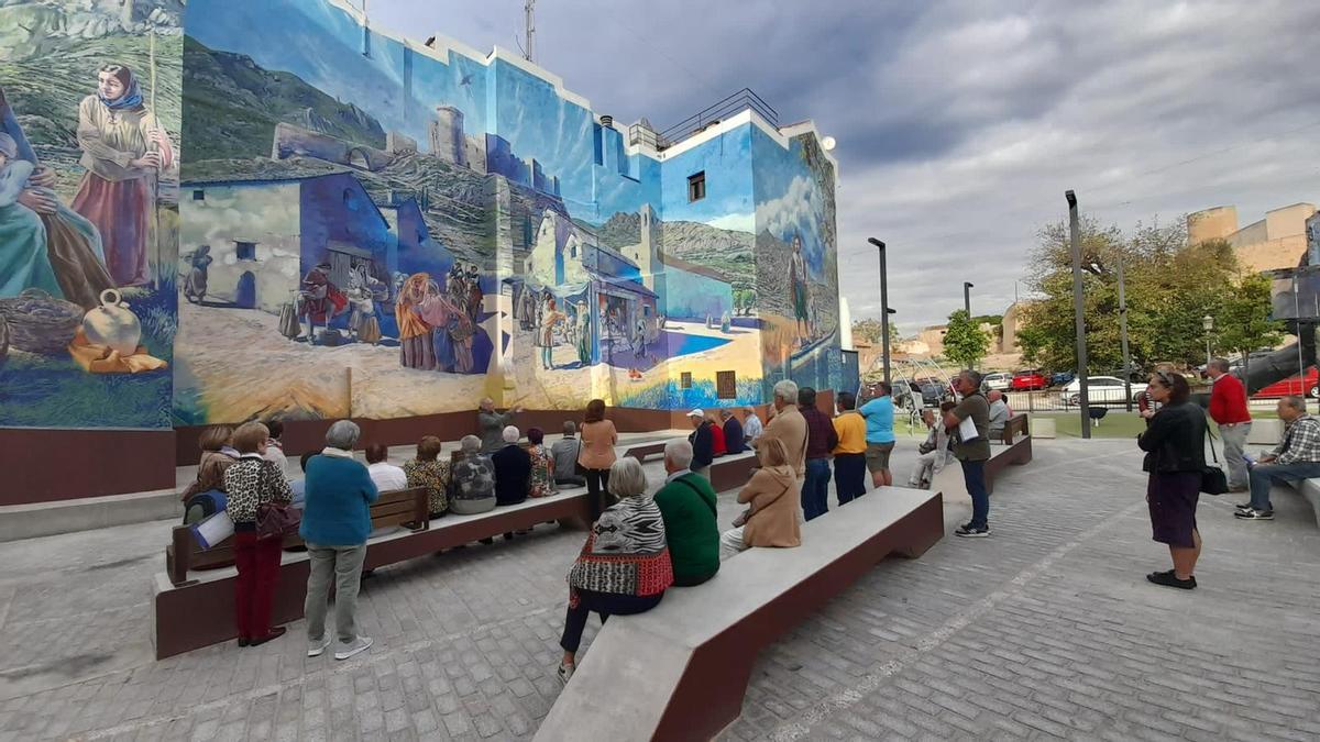 Los turistas gallegos visitando la Plaza de Arriba, donde se encuentra el mural que recrea cómo era Elda entre los siglos XVI y XVIII.