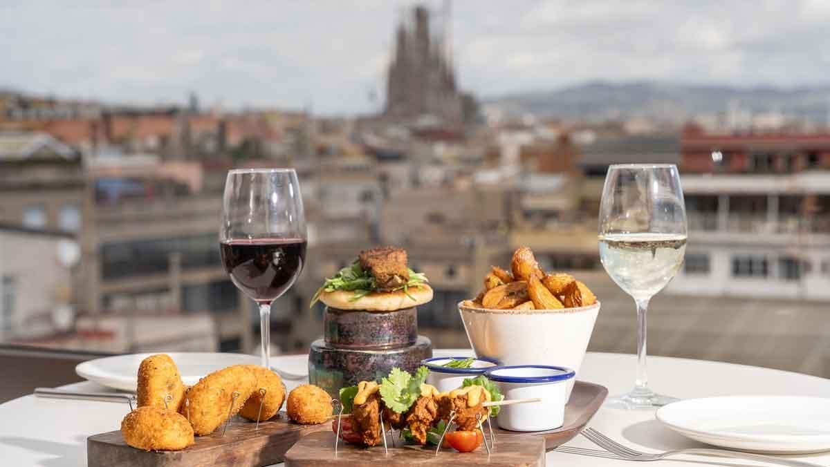 Tapas con vistas a la Sagrada Família desde el hotel Almanac de Barcelona. Tapas con vistas a la Sagrada Família desde el hotel Almanac de Barcelona.