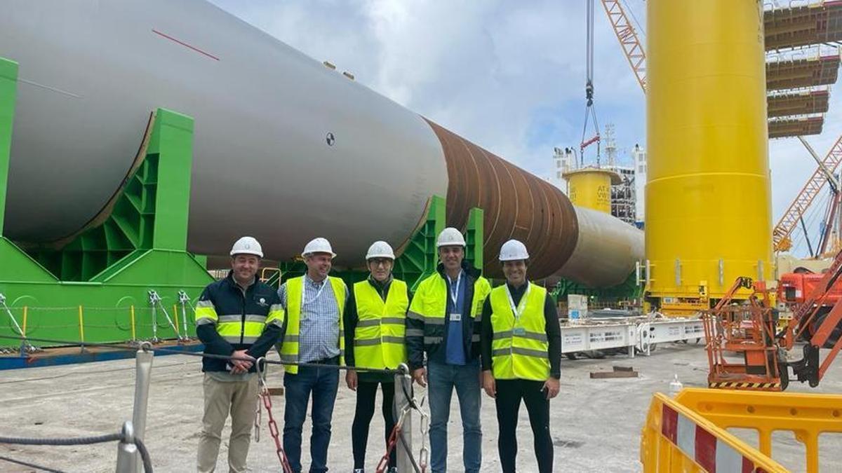 : El presidente de Iberdrola, Ignacio Sánchez Galán, con los trabajadores en una reciente visita a Windar.