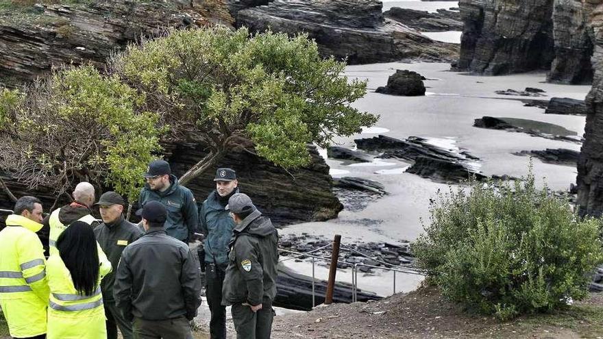 Técnicos y agentes de la Guardia Civil en la playa de As Catedrais, en Ribadeo. // José María Álvarez / El Progreso