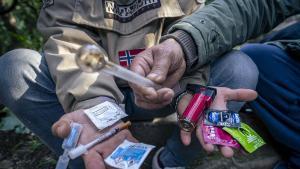 Hombres que practican chemsex muestran condones, pipas para fumar tina y también jeringuillas (esta droga se puede consumir inyectada).