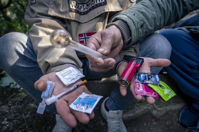 Hombres que practican chemsex muestran condones, pipas para fumar tina y también jeringuillas (esta droga se puede consumir inyectada).