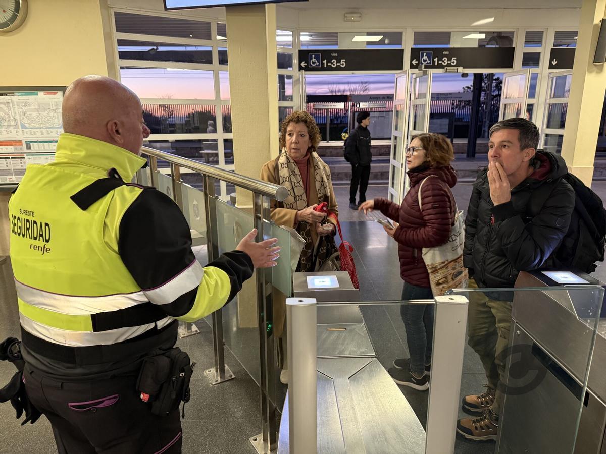 Personal de seguridad informando a los usuarios en la estación de Arenys de Mar