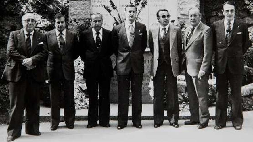 Por la izquierda, Florentino Fernández, Toni Díaz, Ramón Argüelles, Manuel Vega-Arango, Félix Margolles, Ramón González Vázquez y Juan Manuel Menéndez, ante el monolito por las víctimas de Superga.