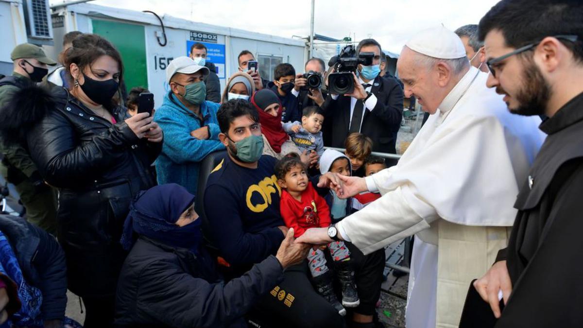 El Papa saluda diversos refugiats a Lesbos