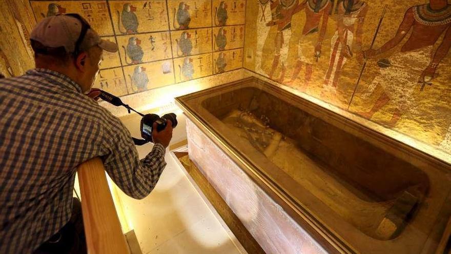 Un turista fotografía la tumba de Tutankamón. // Reuters