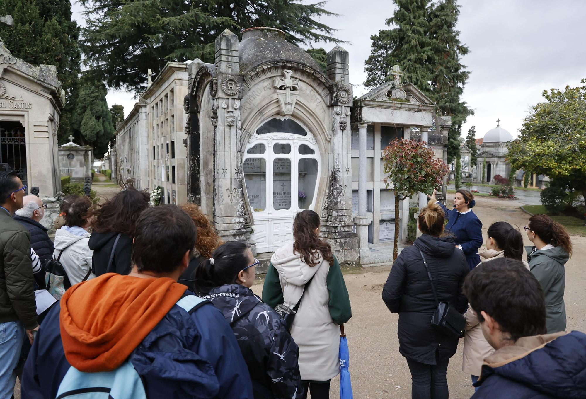 Recorremos el cementerio de Pereiró con Cachamuiña, Concepción Arenal e Irene Ceballos