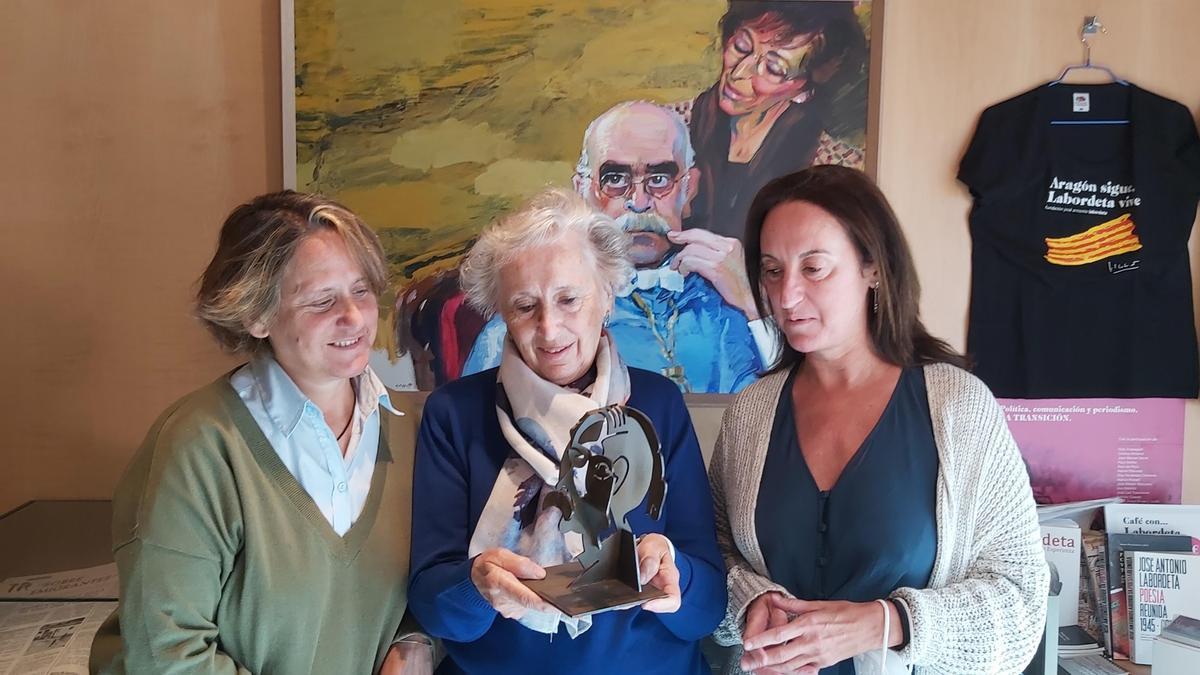 Paula Labordeta (directora de la fundación), Juana de Grandes (presidenta de la fundación) y Ángela Labordeta, en la presentación de los VII Premios Labordeta.