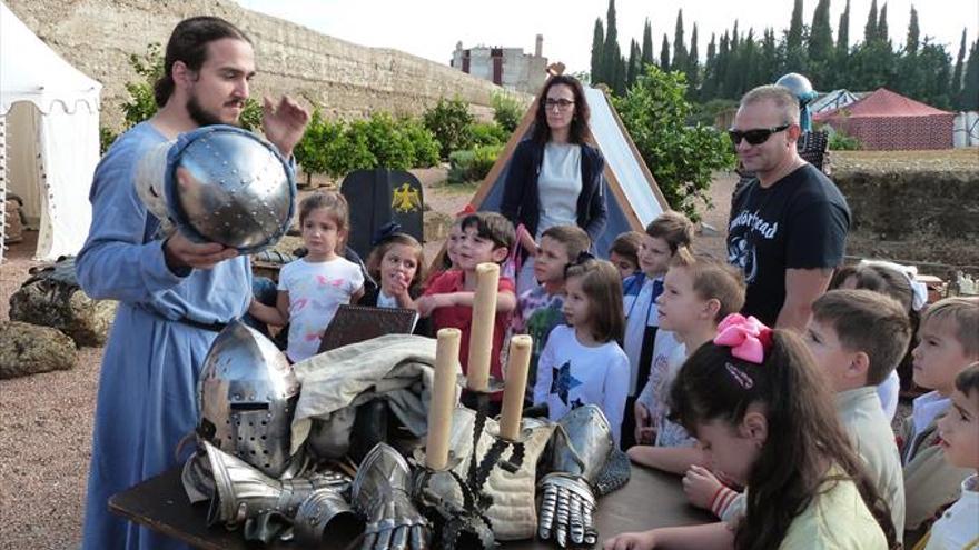 1.500 escolares inauguran la feria medieval