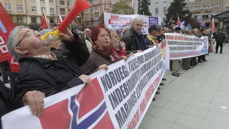 Protesta de los integrantes de Long Hope, ayer, en A Coruña.