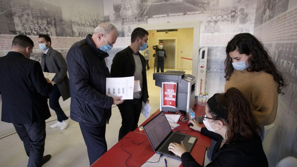 Francisco Tornel antes de acceder a una junta de accionistas del Real Murcia. | JUAN CARLOS CAVAL