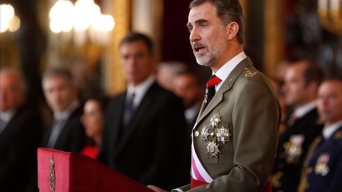 El Rey, durante su discurso de la Pascua Militar del año pasado, y al fondo, Sánchez.