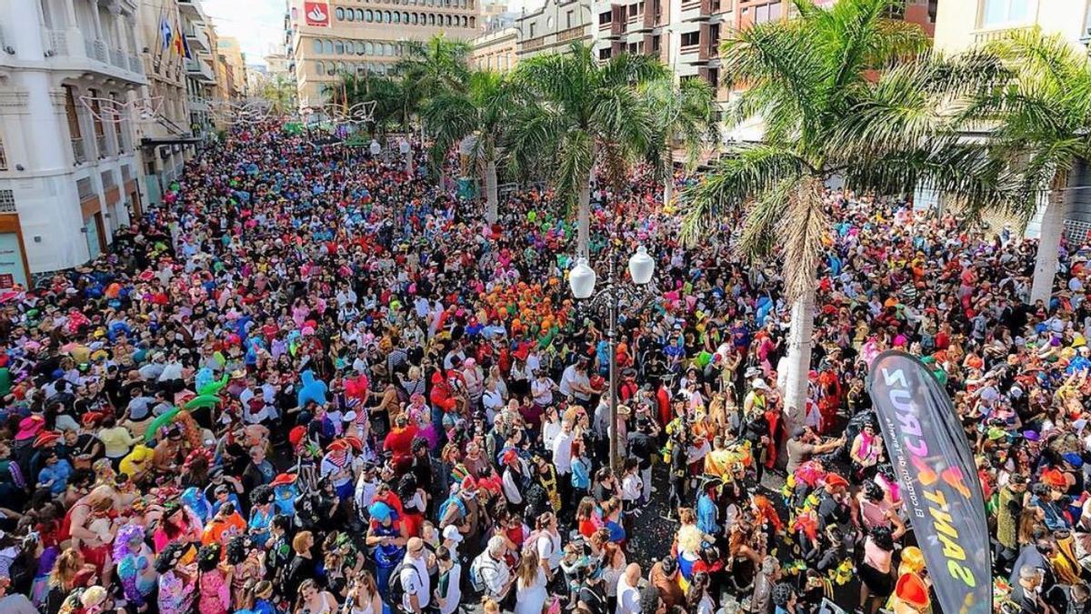 Miles de personas en la plaza de la Candelaria durante el Carnaval de Día