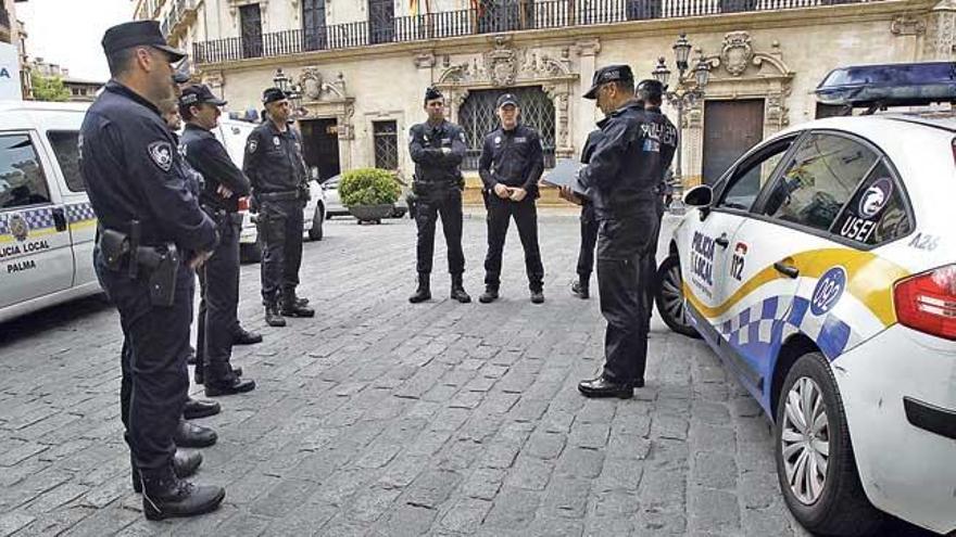 Agentes de la Policía Local de Palma durante una intervención.