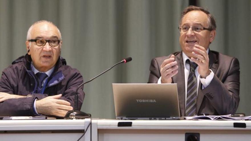 Isidro Balboa y Javier Gonzalo explican a los alcaldes la posibilidad de obtener más ingresos de las Eléctricas.