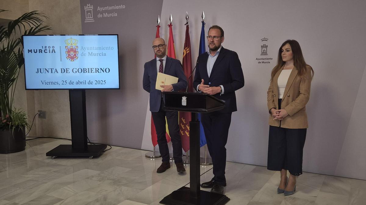 Los concejales José Francisco Muñoz (d.), José Guillén y Receca Pérez (i.) tras la Junta de Gobierno.