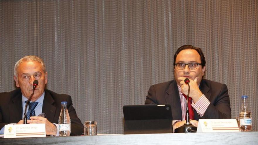 Javier Fernández, a la derecha, junto a Antonio Veiga, durante una junta de accionistas. ángel gonzález
