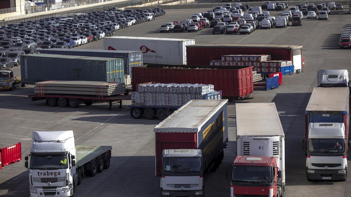 Lastwagen und Container am Hafen von Palma