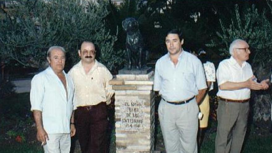 José Luna Eslava, alcalde que hizo la promesa, Andrés Romero Pérez, valedor de la promesa, Juan Ramírez, alcalde ejecutor de la promesa y Juan Polo, realizador de la escultura, el día de la inauguración.