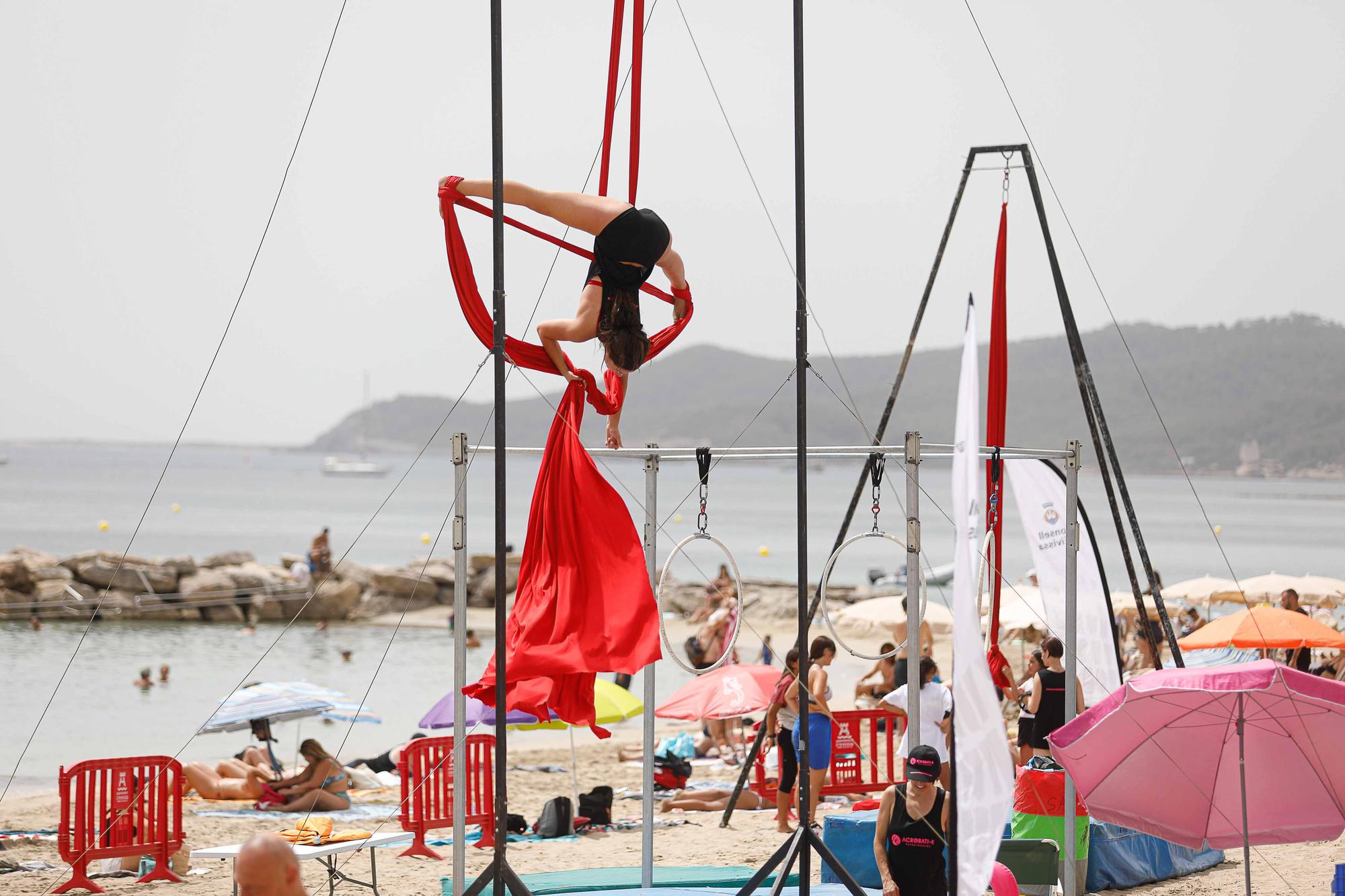 Un día de acrobacias y juegos junto al mar en Ibiza